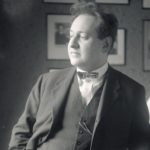 Korngold-Erich-Wolfgang-am-Klavier-lehnend-1927-c-ÖNB.jpg