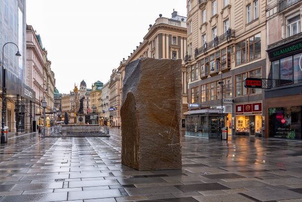 Kunstplatz Graben - Lara Favaretto s(c) Lachlan Blair_LOXPIX.com