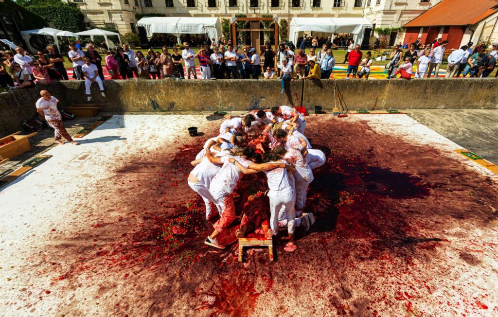Hermann-Nitsch-das-Orgien-Mysterien-Theater-6-Tage-Spiel-2022-Bild-2-c-Hermann-Nitsch-GmbH-Foto_FEYERL