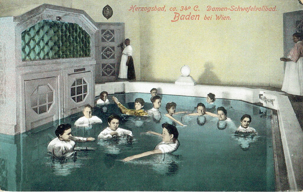 Ansicht des Herzogbades in Baden um 1920. Man sieht badende Menschen. Das Foto ist aus dem Stadtarchiv Baden