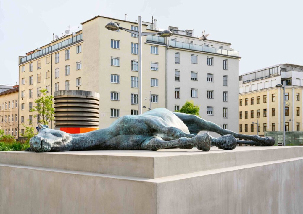 Mutter/Genth: Schlafendes Pferd am Reumannplatz (c) Iris Ratzinger, KOER 2023