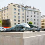 Mutter/Genth: Schlafendes Pferd am Reumannplatz (c) Iris Ratzinger, KOER 2023